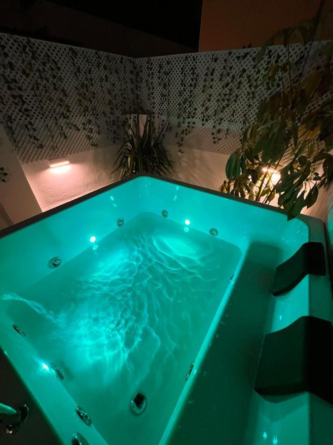Downtown Apartment With Private Terrace & Jacuzzi Sevilla Eksteriør bilde